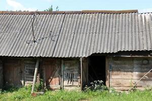 Minsk Wit-Rusland 12 juni 2018. dak van een oud dorpshuis. foto