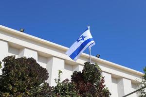 de blauw-witte Israëlische vlag met de ster van David. foto