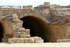 caesarea israel 21 november 2019. de ruïnes van een oude stad aan de middellandse zee in israël. foto