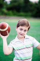 portret van een jongen met een voetbal.