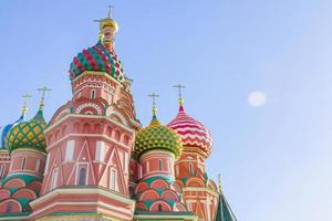 st basil's kathedraal op het rode plein in moskou. koepels de kathedraal tegen de blauwe hemel. kopieer ruimte foto