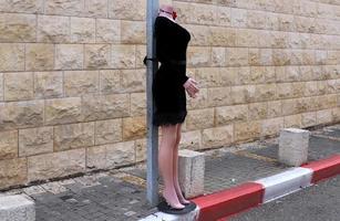 haifa israel 5 juni 2021. een mannequin is te zien in een winkel. foto