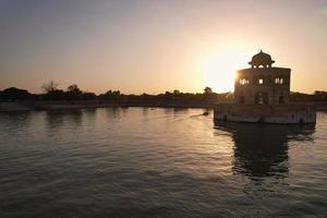 hoge hoek luchtfoto van historische mughals hiran minar en dorp sheikhupura pakistan bij zonsondergang foto