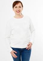 wit t-shirt met lange mouwen op glimlach vrouw van middelbare leeftijd in jeans geïsoleerd, voorkant, mockup foto