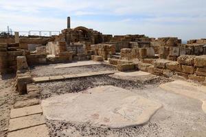 caesarea israel 21 november 2019. de ruïnes van een oude stad aan de middellandse zee in israël. foto