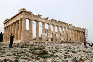 athene griekenland 4 april 2022 de akropolis in de stad athene is een opmerkelijk monument van architecturale kunst. foto