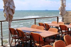 stoel om te ontspannen in een café aan de mediterrane kust foto