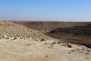 bergen en rotsen in de woestijn van Judea op het grondgebied van Israël. foto
