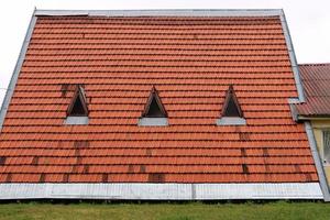 karmiel israel 4 december 2019. rood pannendak op een woongebouw. foto