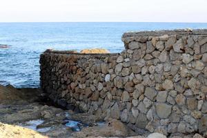 nahariya israel 24 september 2019. hoge muur gemaakt van steen en beton. foto