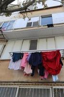 haifa Israël 12 juni 2020. kleren drogen op straat in een grote stad foto