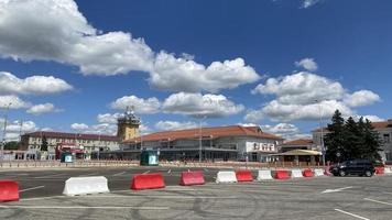 krasnodar, rusland - 23 juli 2022 stadslandschap met uitzicht op de luchthaven van krasnodar foto