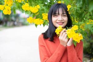 portret jong meisje met gele bloemen, Aziatisch meisje. foto