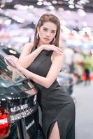 nietthaburi, Thailand - dec 3, 2019 niet geïdentificeerd model- poses met een auto Bij de 36e motor expo Thailand 2019 Bij gevolg arena, Muang string dan ik, nietthaburi, Thailand. foto