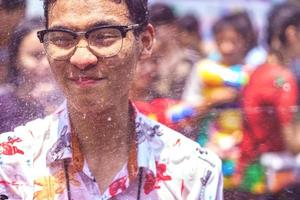 Siam vierkant, Bangkok, Thailand - apr 13, 2019 kort actie van mensen doet mee vieringen van de Thais nieuw jaar of songkran in Siam vierkant. foto