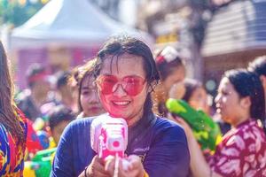 Siam vierkant, Bangkok, Thailand - apr 13, 2019 kort actie van mensen doet mee vieringen van de Thais nieuw jaar of songkran in Siam vierkant. foto