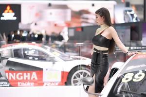 nietthaburi, Thailand - dec 3, 2019 niet geïdentificeerd model- poses met een auto Bij de 36e motor expo Thailand 2019 Bij gevolg arena, Muang string dan ik, nietthaburi, Thailand. foto