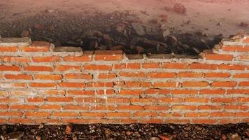 close-up van het puin van een industrieel gebouw dat instort in een stapel beton en baksteen. en het grillige puin veroorzaakt door het falen van de ingenieurs bij de verlaten constructie. foto