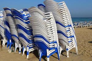 stoel om te ontspannen in een café aan de mediterrane kust foto