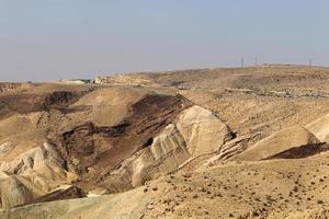 bergen en rotsen in de woestijn van Judea op het grondgebied van Israël. foto