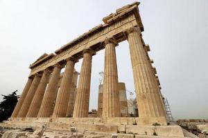 athene griekenland 4 april 2022 de akropolis in de stad athene is een opmerkelijk monument van architecturale kunst. foto