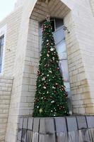 tel aviv israel 28 december 2020 een kerstboom en speelgoed worden verkocht in een supermarkt in israël. foto