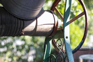 een goed met een emmer in een Europese dorp. zonnig dag. metaal emmer voor een water goed. detail van een goed met een blik emmer in de platteland. decoreren de tuin met wijnoogst artikelen. foto