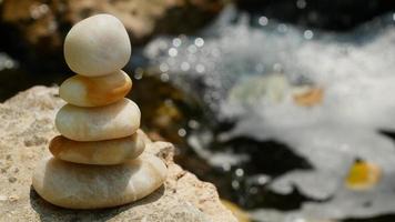 de balansstenen zijn gestapeld als piramides op een zachte natuurlijke bokeh-achtergrond, die het kalme filosofische concept van het welzijn van het jaïnisme vertegenwoordigen. foto