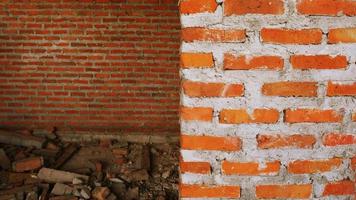 onconventionele bouwplaats het metselwerk was verwaarloosd, onverantwoord, vorderde niet, slechts half af. sommige delen hadden de muren ruwe oppervlakken. foto