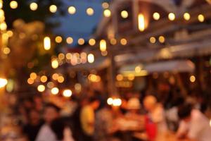 wazig beeld in de nacht van het restaurant, veel mensen in het restaurant eten en feesten gelukkig ontspannend foto