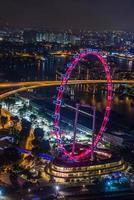 groot reuzenrad in de moderne skyline van de stad, singapore foto
