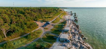 ruïnes van bunkers Aan de strand van de Baltisch zee, een deel van een oud fort in de voormalig Sovjet baseren karosta in beaja, Letland. zonsondergang landschap. foto