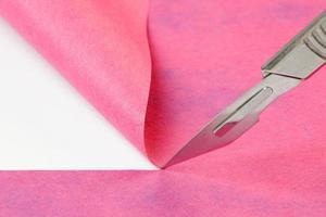 scalpel snijden gekleurd papier foto