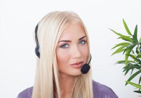 mooie blonde, vrouwelijke klantenservice operator met hoofdtelefoon