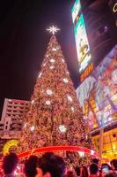 bangkok.thailand - 24 december 2015. Kerstmis boom in voorkant van centraal wereld afdeling op te slaan met toerist wandelen in Kerstmis vooravond day.bangkok stad Thailand foto