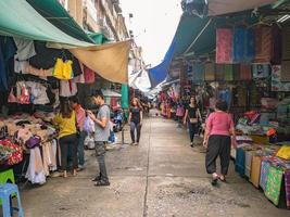 bangkok.thailand - 27 augustus 2018.onbekend Thais mensen of toerist wandelen Aan phahurat weg de oud marktplaats in Bangkok stad hoofdstad van Thailand foto