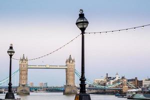 Tower Bridge: skyline van Londen gezien vanaf de rivier de Theems foto