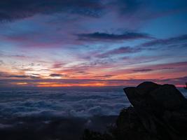 mooi zonsopkomst lucht met rotsachtig klif in de ochtend- Aan khao luang berg in ramkhamhaeng nationaal park, sukhothai provincie Thailand foto