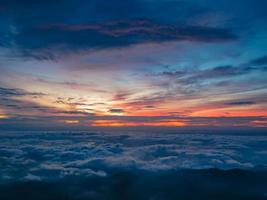 mooi zonsopkomst lucht met zee van de de nevel van mist in de ochtend- Aan khao luang berg in ramkhamhaeng nationaal park, sukhothai provincie Thailand foto