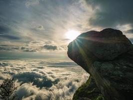 mooi zonsopkomst lucht met zee van de de nevel van mist in de ochtend- Aan khao luang berg in ramkhamhaeng nationaal park, sukhothai provincie Thailand foto