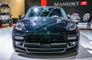 frankfurt - sept 2015 porsche macan mansory gepresenteerd op iaa in foto