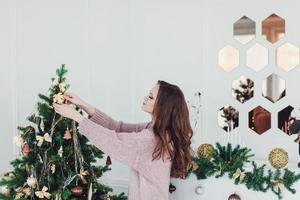 vrouw die de kerstboom versieren foto