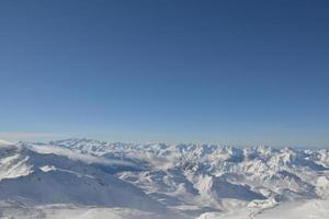 panoramisch uitzicht op de winterbergen foto