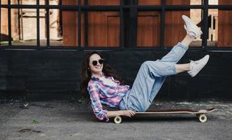 jong vrouw met zijn longboard foto