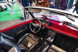 friedrichshafen - mei 2019 zwart rood leer interieur van BMW 02 1600 1967 cabrio Bij motorwereld klassiekers bodensee Aan mei 11, 2019 in friedrichshafen, Duitsland foto