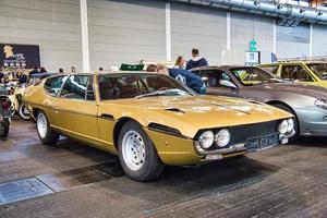 friedrichshafen - mei 2019 zand gouden lamborghini espada 400 gt 1972 coupe Bij motorwereld klassiekers bodensee Aan mei 11, 2019 in friedrichshafen, Duitsland foto