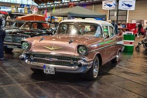 friedrichshafen - mei 2019 zand bruin chevrolet bel lucht 1957 sedan Bij motorwereld klassiekers bodensee Aan mei 11, 2019 in friedrichshafen, Duitsland foto