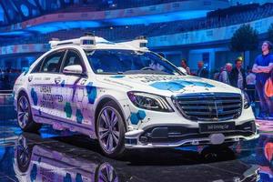 frankfurt, duitsland - sept 2019 witte mercedes-benz robo-taxi s klasse autonome zelfrijdende auto zonder bestuurder, iaa internationale autotentoonstelling foto