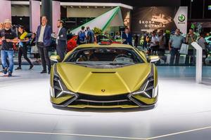 frankfurt, duitsland - sept 2019 geelgouden lamborghini sian fkp 37 is een hybride sportwagen met middenmotor. het is het eerste hybride productievoertuig dat door het merk wordt geproduceerd, iaa international motor show au foto