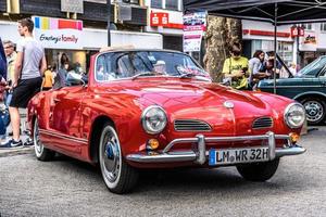 duitsland, limburg - apr 2017 rode vw volkswagen karmann-ghia typ 14 cabrio cabrio 1955 in limburg an der lahn, hessen, duitsland foto